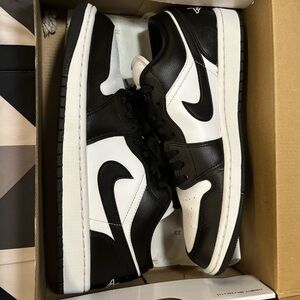 Jordan 1 Low in Black and White